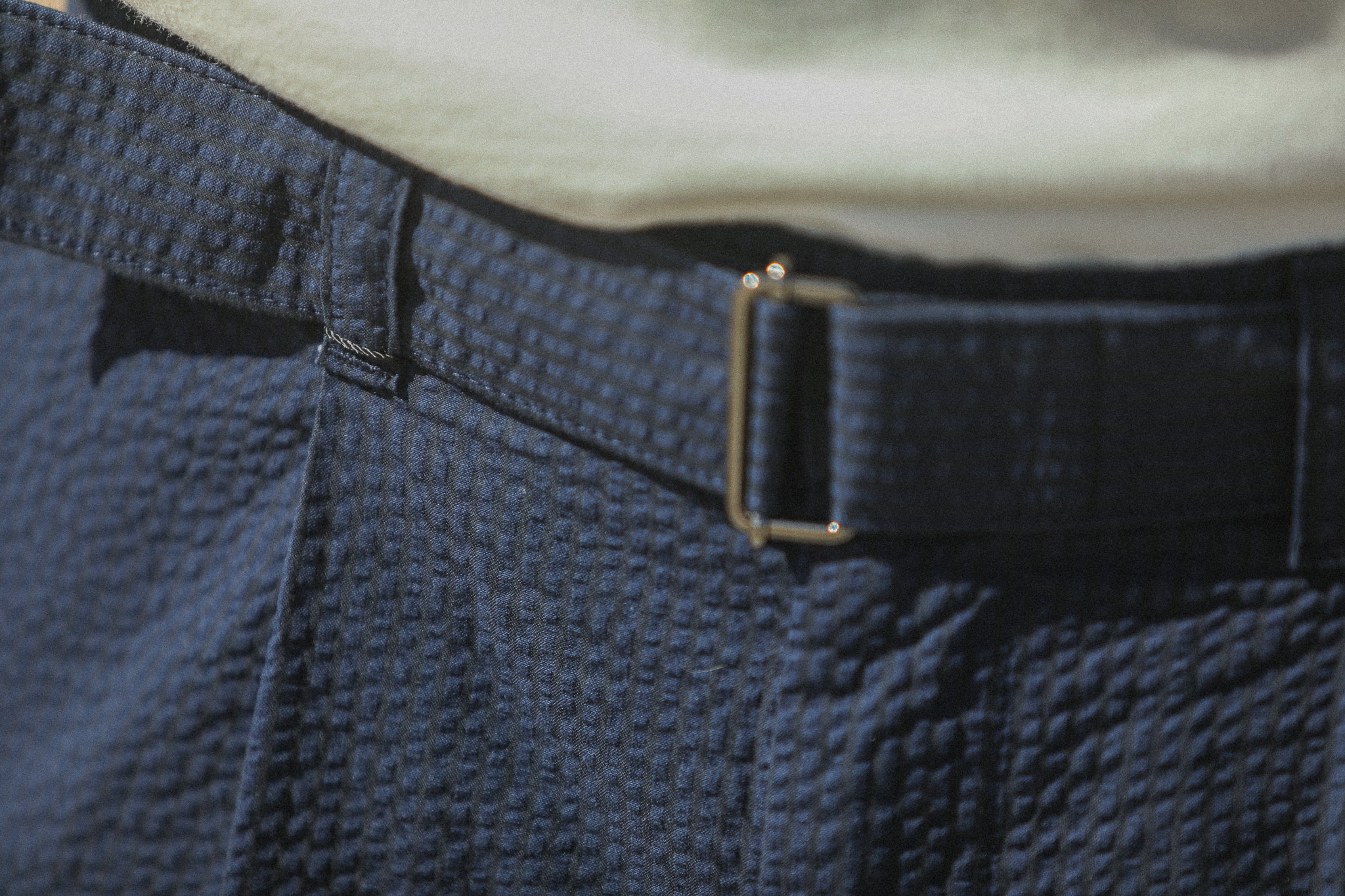 Chino Militaire Pince Simple Seersucker Navy